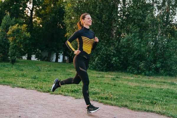 Quelle est la méthode infaillible pour choisir une tenue de sport alliant performance et féminité?