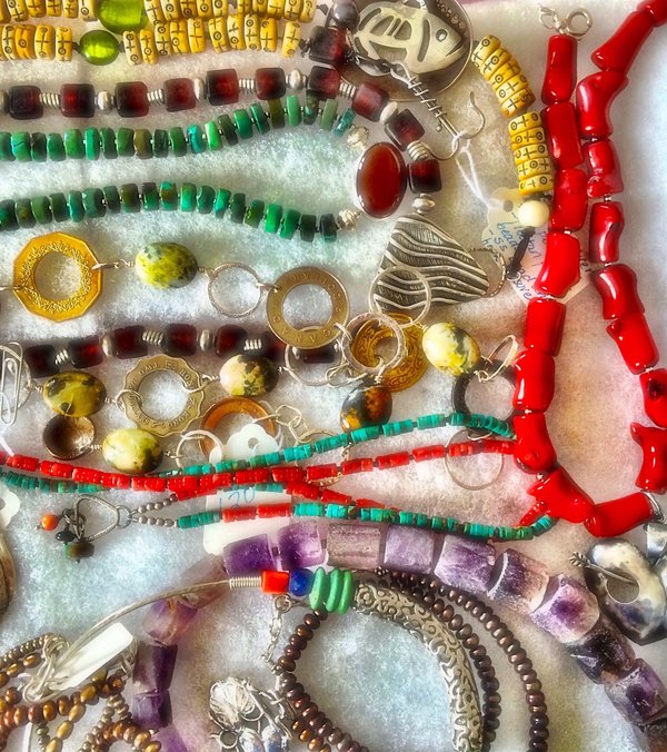 Comment porter des bijoux ethniques massifs sans surcharger une tenue?