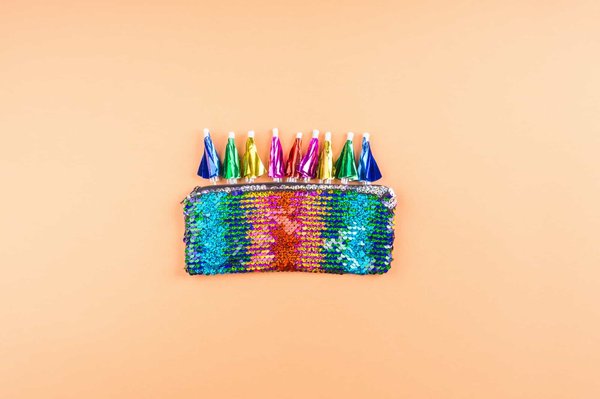 Quels conseils suivre pour choisir une pochette de soirée qui s'accorde à une robe à sequins?