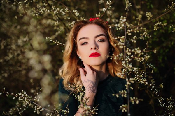 Comment associer des chaussures métallisées avec des tenues quotidiennes sans être trop voyant?